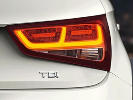 Audi A1 хэтчбек 3-дв. 1.4 TFSI AT Attraction: Крупный план заднего фонаря