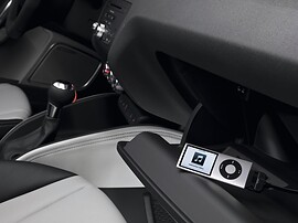 Audi A1 хэтчбек 3-дв. 1.4 TFSI AT Attraction: Панель мультимедиа в центральной консоли