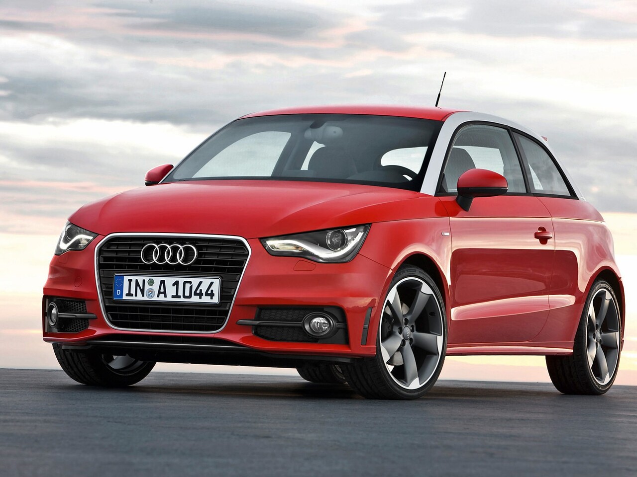 Audi A1 хэтчбек 3-дв. 1.4 TFSI AT Attraction: Три четверти спереди, красный кузов
