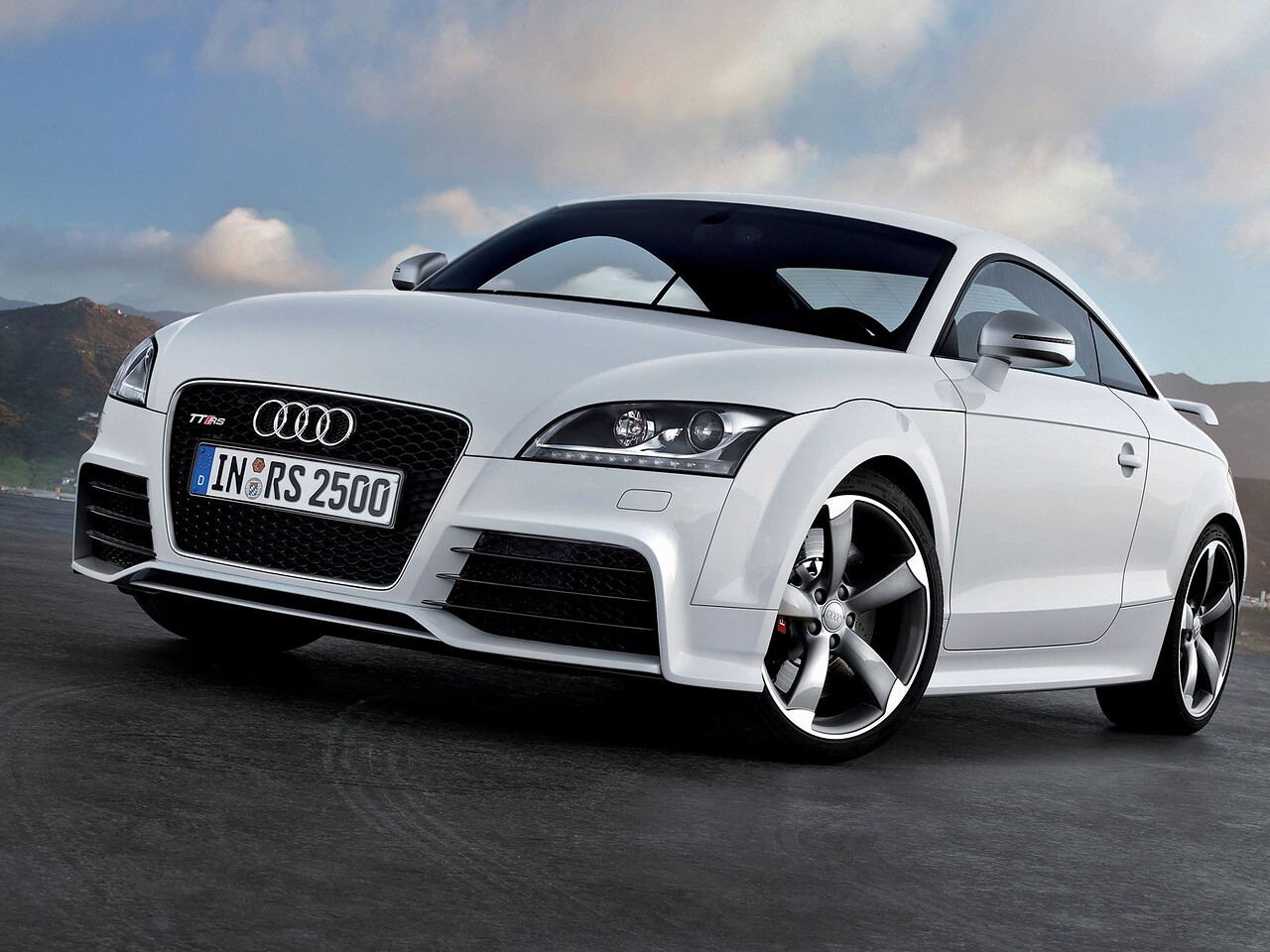 Audi TT RS Купе: вид спереди сбоку на открытой площадке