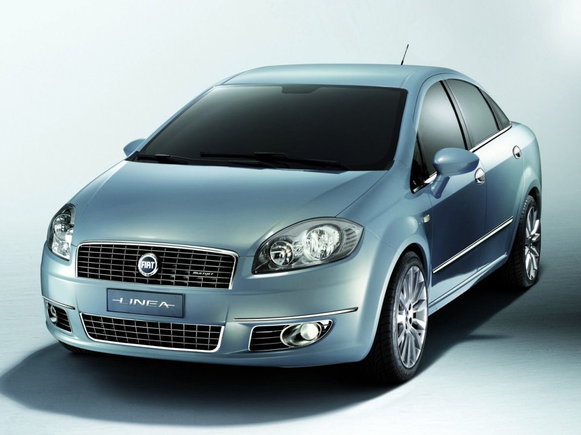 FIAT Linea 1.4t MT Dynamic LE: Три четверти спереди, светло-голубой кузов