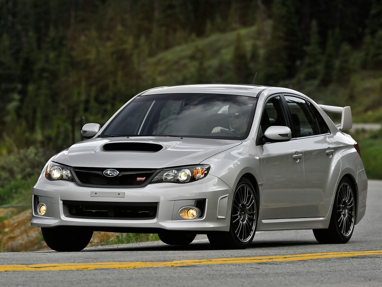 Subaru WRX STI седан (III поколение, 2010 - 2014 г.в.): Три четверти спереди, серебристый кузов