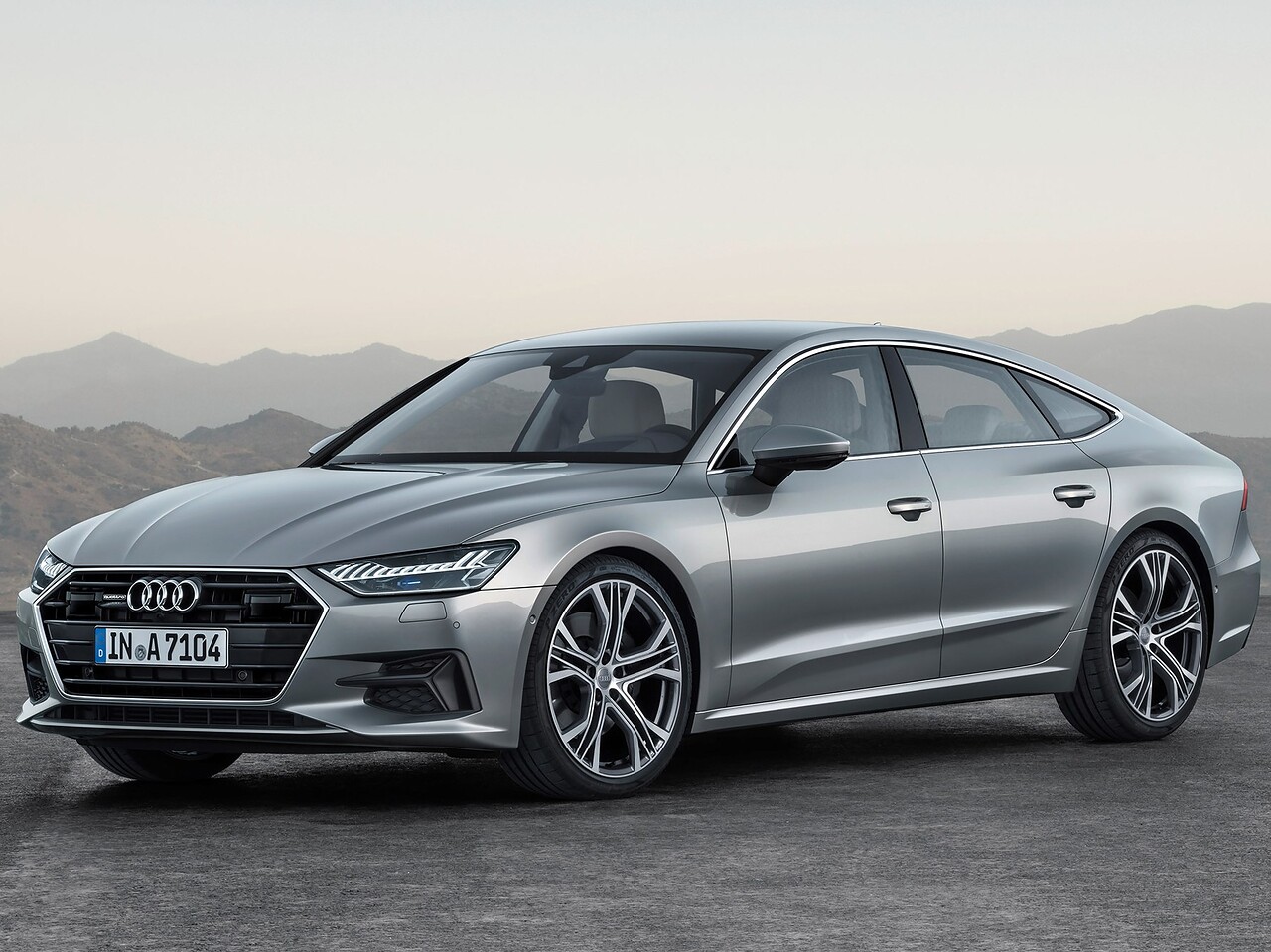 Audi A7 лифтбек (II поколение, 2017 - 2022 г.в.): Три четверти спереди в студии, серебристый кузов