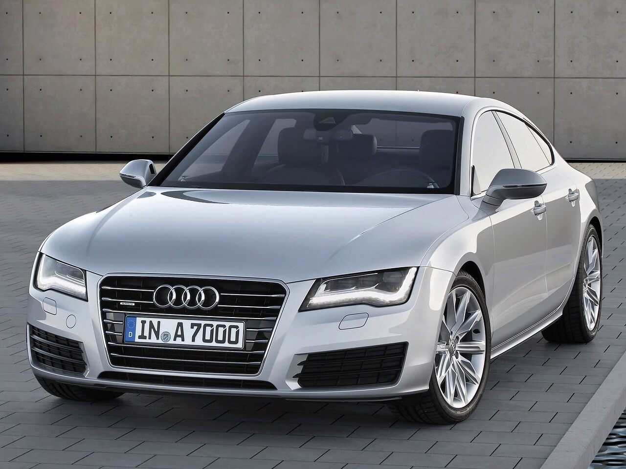 Audi A7 лифтбек (I поколение, 2010 - 2014 г.в.): Три четверти спереди у бетонной стены