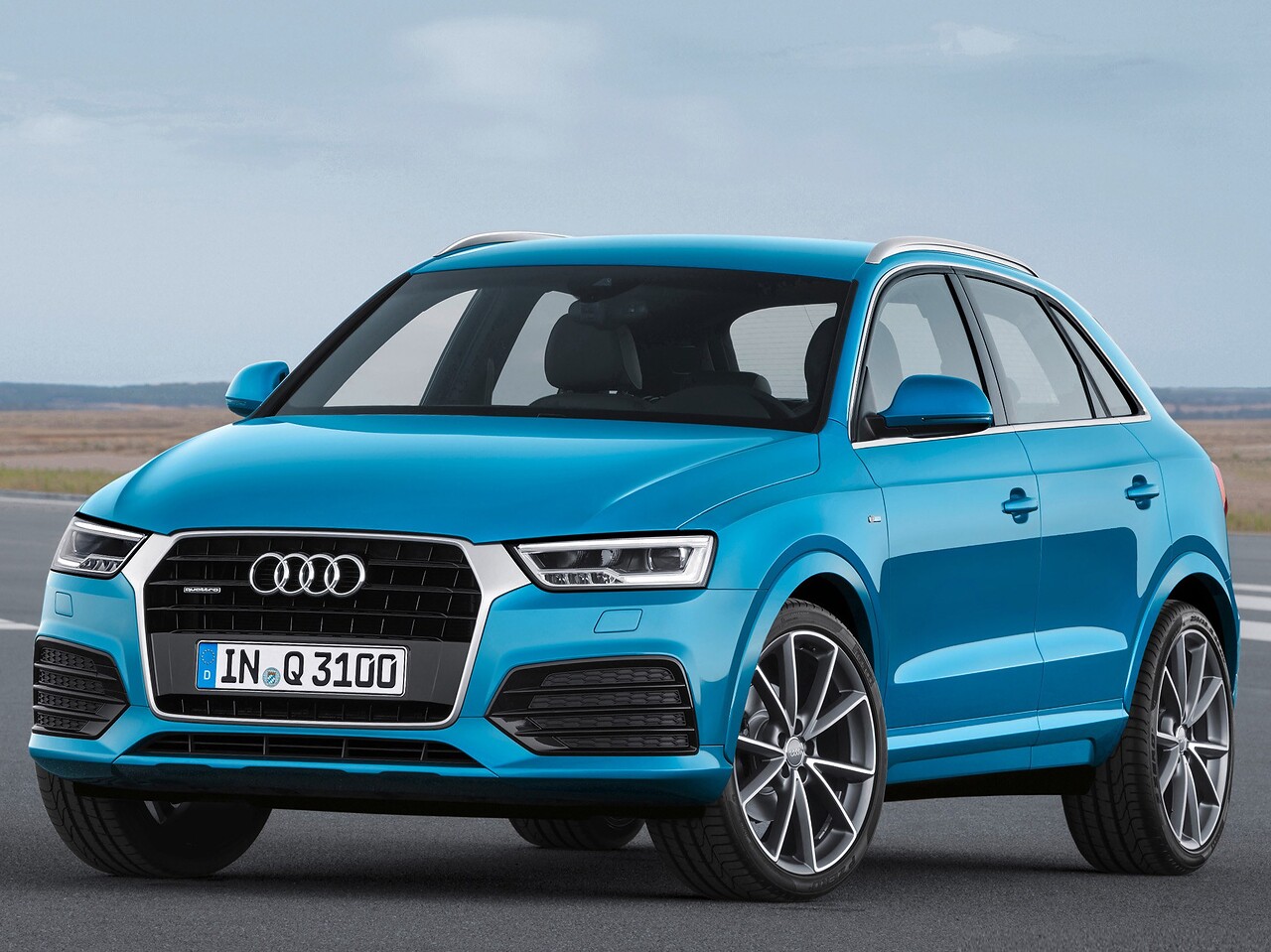 Audi Q3 1.4 TFSI MT Sport: Синий кроссовер на асфальте, вид спереди сбоку