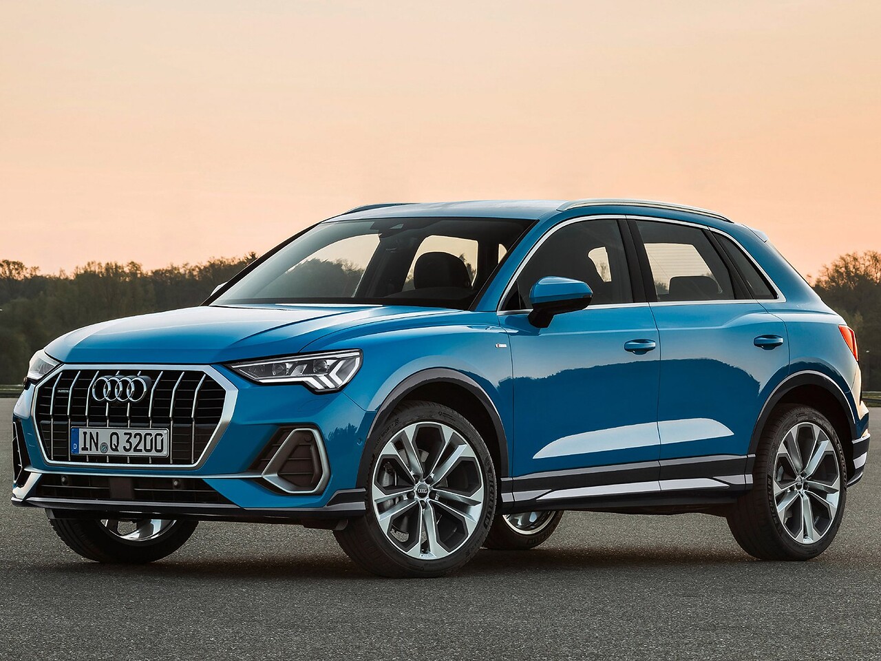 Audi Q3: Синий кроссовер на закате, вид спереди сбоку