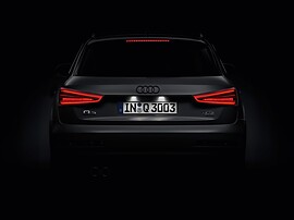 Audi Q3 (I поколение, 2011 - 2014 г.в.): Корма кроссовера ночью с горящими фонарями