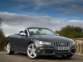Audi S5 кабриолет 3.0 TFSI quattro AT: Тёмно-серый кабриолет с открытым верхом, вид спереди сбоку