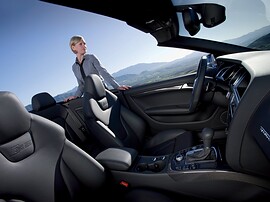 Audi S5 кабриолет 3.0 TFSI quattro AT: Салон с открытым верхом: передний и задний ряды