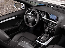 Audi S5 кабриолет 3.0 TFSI quattro AT: Руль, приборы и селектор, вид сверху