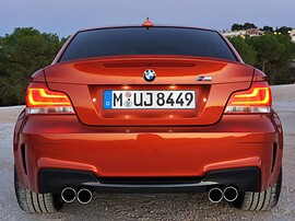 BMW 1-я серия М (E82, 2010 - 2014 г.в.): Корма с горящими фонарями и четырьмя патрубками выпуска