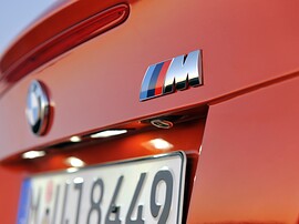 BMW 1-я серия М (E82, 2010 - 2014 г.в.): Шильдик на крышке багажника