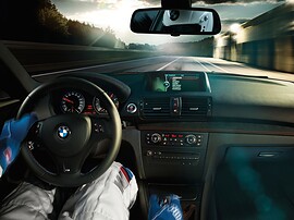 BMW 1-я серия М (E82, 2010 - 2014 г.в.): Вид из салона на руль и дорогу на закате