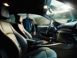 BMW 1-я серия М (E82, 2010 - 2014 г.в.): Салон: водительское кресло и открытая дверь