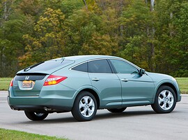 Honda Crosstour 3.5 MT Executive: Бирюзовый кроссовер на лесной дороге, вид сзади сбоку