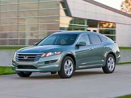 Honda Crosstour 3.5 MT Executive: Бирюзовый кроссовер у стеклянного здания, вид спереди сбоку