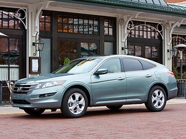 Honda Crosstour 3.5 MT Executive: Бирюзовый кроссовер у здания с колоннами, вид спереди сбоку