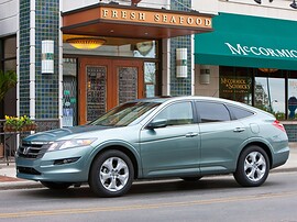 Honda Crosstour 3.5 MT Executive: Бирюзовый кроссовер на городской улице, вид сбоку