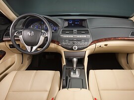 Honda Crosstour 3.5 MT Executive: Салон: светлые сиденья, руль и деревянная отделка