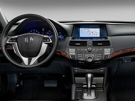 Honda Crosstour 3.5 MT Executive: Салон: руль, панель приборов и тёмная отделка