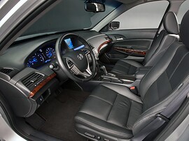 Honda Crosstour 3.5 MT Executive: Салон с тёмной кожей, вид через открытую дверь