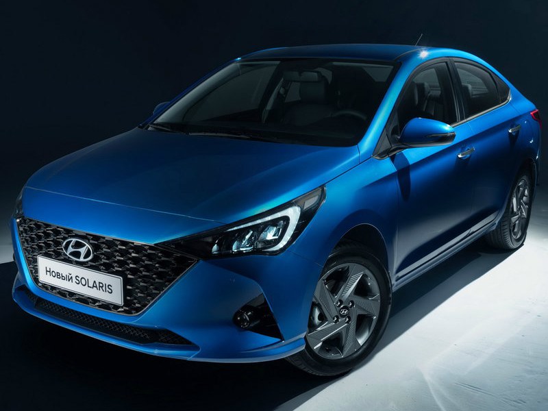 Hyundai Solaris (II поколение рестайлинг, 2020 - 2022 г.в.): Синий седан в студии с горящими фарами, вид спереди сбоку