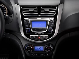 Hyundai Solaris седан (I поколение, 2010 - 2014 г.в.): Блок магнитолы и центральные дефлекторы