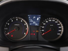 Hyundai Solaris седан (I поколение, 2010 - 2014 г.в.): Комбинация приборов: спидометр, тахометр и дисплей