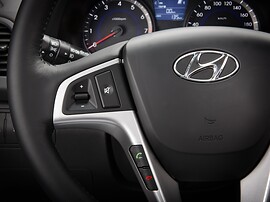 Hyundai Solaris седан (I поколение, 2010 - 2014 г.в.): Центр руля и кнопки на спицах