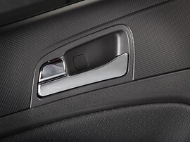 Hyundai Solaris седан (I поколение, 2010 - 2014 г.в.): Внутренняя ручка двери и кнопка блокировки
