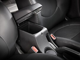 Hyundai Solaris седан (I поколение, 2010 - 2014 г.в.): Открытый бокс под подлокотником