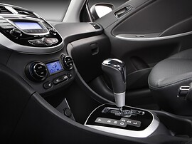 Hyundai Solaris седан (I поколение, 2010 - 2014 г.в.): Салон: панель приборов, консоль и селектор