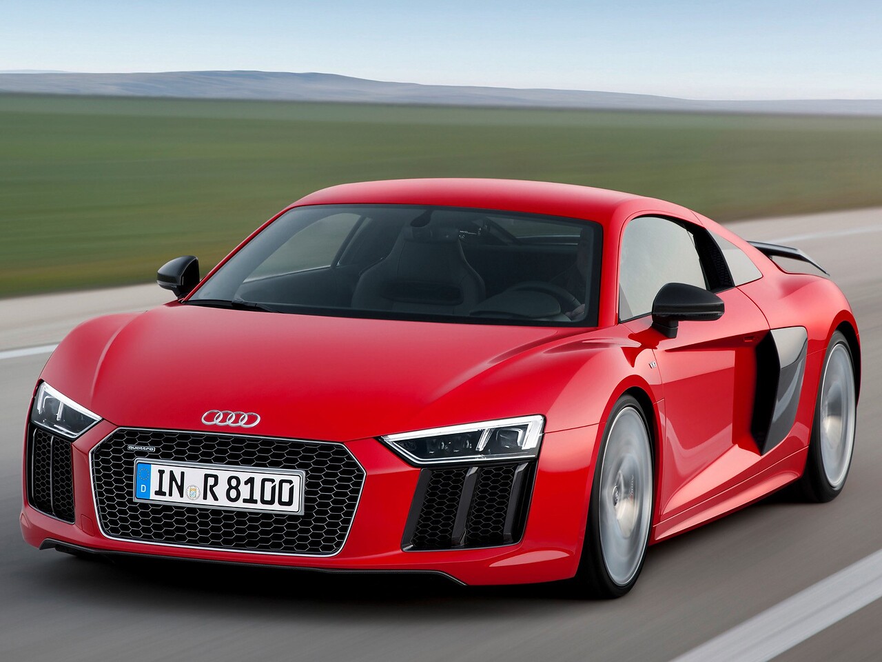 Audi R8 5.2 MT V10 plus: вид спереди сбоку на дороге