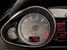Audi R8 купе 4.2 FSI quattro MT: приборная панель