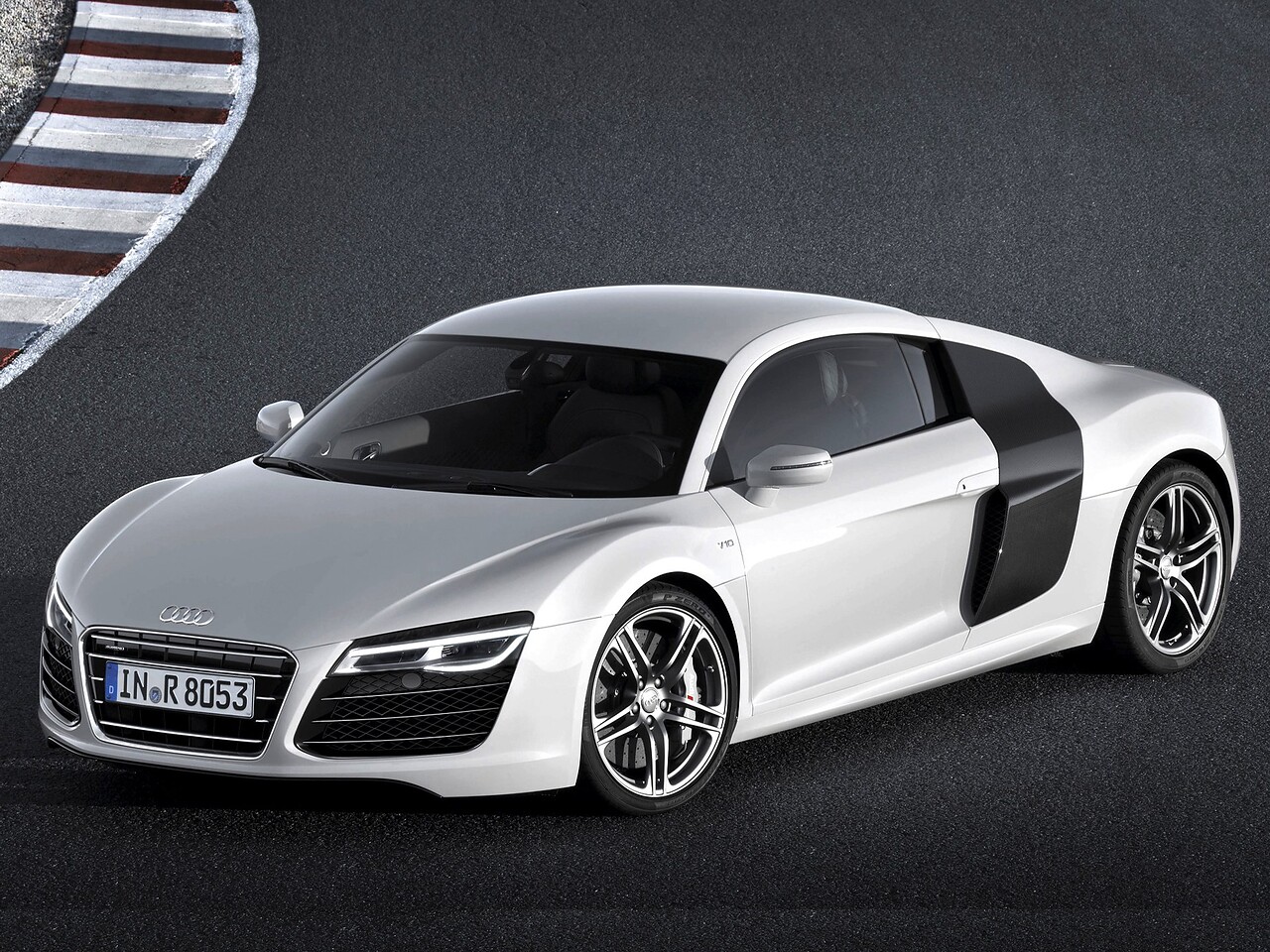 Audi R8 (I поколение рестайлинг, 2012 - 2015 г.в.): вид спереди сбоку на трассе