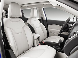 Jeep Compass (II поколение, 2017 - 2022 г.в.): Передние сиденья со светлой обивкой
