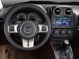 Jeep Compass (I поколение рестайлинг, 2011 - 2016 г.в.): Руль, комбинация приборов и экран навигации