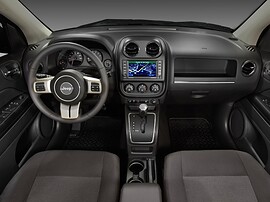 Jeep Compass (I поколение рестайлинг, 2011 - 2016 г.в.): Салон с тёмной тканью: передние сиденья и панель приборов