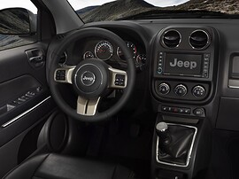 Jeep Compass (I поколение рестайлинг, 2011 - 2016 г.в.): Салон с чёрной кожей: руль, консоль и рычаг коробки
