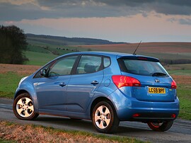 KIA Venga (I поколение, 2010 - 2015 г.в.): Сзади три четверти на фоне холмов