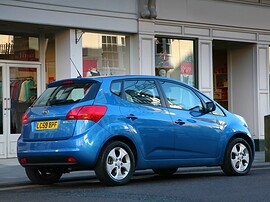 KIA Venga (I поколение, 2010 - 2015 г.в.): Сзади три четверти у витрины