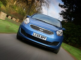 KIA Venga (I поколение, 2010 - 2015 г.в.): Спереди в движении среди деревьев