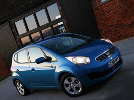 KIA Venga (I поколение, 2010 - 2015 г.в.): Три четверти спереди сверху у современного здания