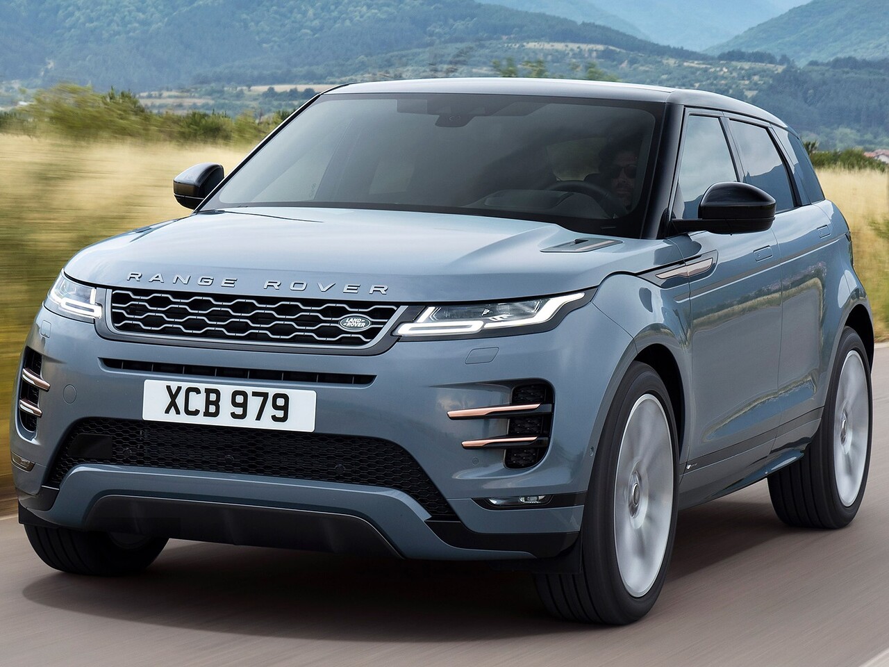 Land Rover Evoque 5-дв. 2.0 TD (180 л.с.) AT Standard: Три четверти спереди на извилистой дороге в холмах