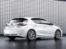 Lexus CT (I поколение, 2010 - 2014 г.в.): Сзади в помещении, белый кузов