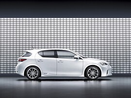 Lexus CT (I поколение, 2010 - 2014 г.в.): Профиль у плиточной стены, белый кузов