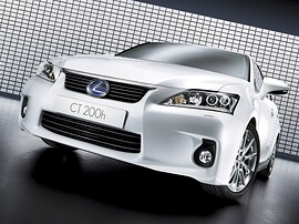 Lexus CT (I поколение, 2010 - 2014 г.в.): Три четверти спереди с включёнными фарами