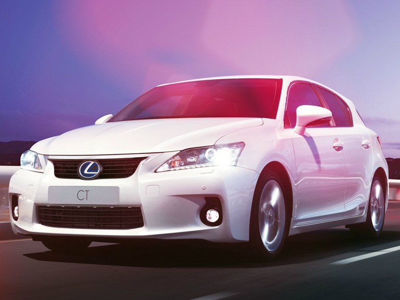 Lexus CT 1.8 hybrid AT Executive (200h): Три четверти спереди в движении в сумерках