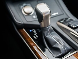 Lexus ES (VI поколение рестайлинг, 2015 - 2018 г.в.): Селектор на консоли с деревом