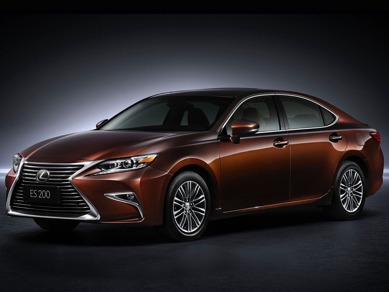 Lexus ES (VI поколение рестайлинг, 2015 - 2018 г.в.): Три четверти спереди в тёмной студии